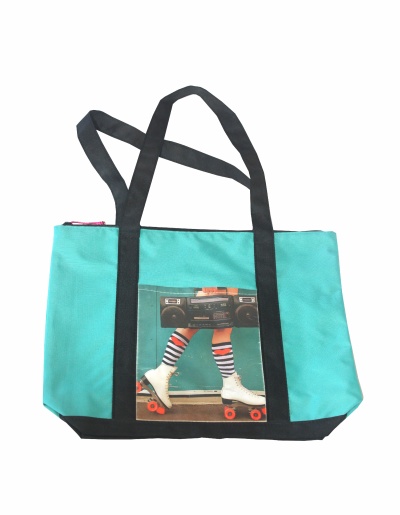 Saco turquesa com alças pretas e imagem de pernas com patins e rádio