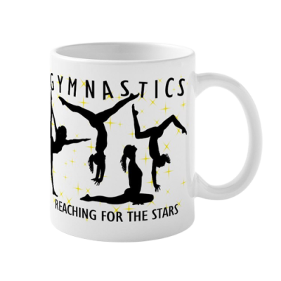 Caneca branca com desenho de ginastas e texto relacionados à ginástica.
