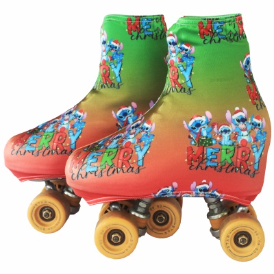 Patins com capa de tecido verde e vermelho estampada com personagens e texto Merry Christmas