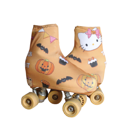 Patins com capa protetora laranja decorada com abóboras, morcegos, gato e cupcake