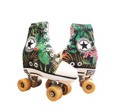 Patins clássicos com estampa floral e rodas castanhas