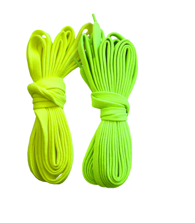 Dois pares de atacadores fluorescentes amarelo e verde enrolados