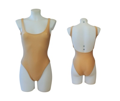 Fato de banho feminino bege claro em manequim, vista frontal e traseira.