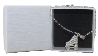 Colar prateado com pendente de patins numa caixa de joias branca.