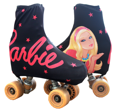 patins de rodas com capa preta e decoração Barbie rosa