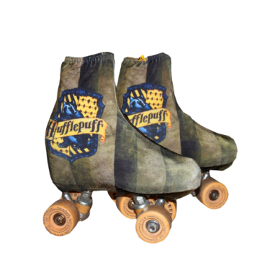 Patins com capa verde com brasão Hufflepuff