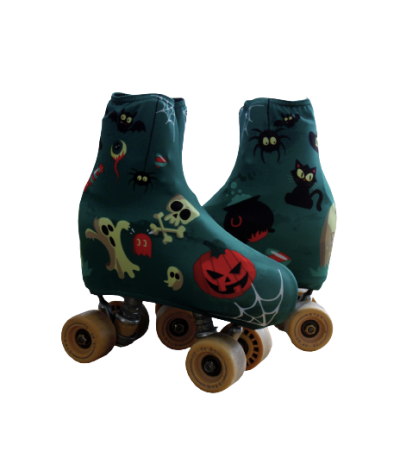 Patins de quatro rodas com capa verde decorada com desenhos de Halloween