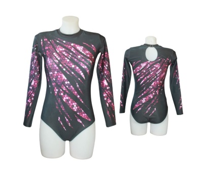 Body cinza escuro com padrão rosa brilhante e abertura circular nas costas