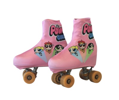 Capa rosa para patins de quatro rodas com personagens The Powerpuff Girls e texto colorido