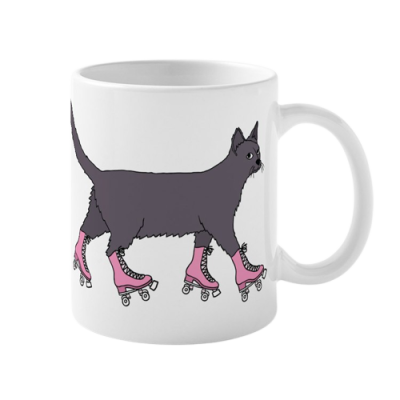 Caneca branca com gato cinzento a usar patins cor de rosa.