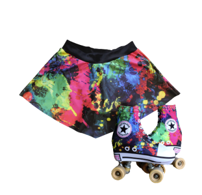 Saia colorida e patins multicoloridos com rodas claras