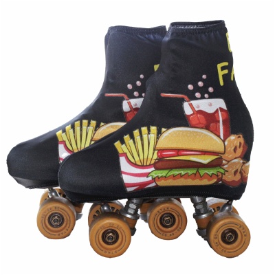 Patins de rodas com capa preta e desenhos de comida