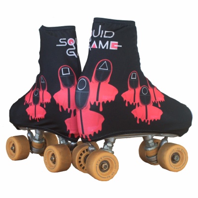 Patins de rodas com capa preta e símbolos geométricos vermelhos e brancos e texto SQUID GAME
