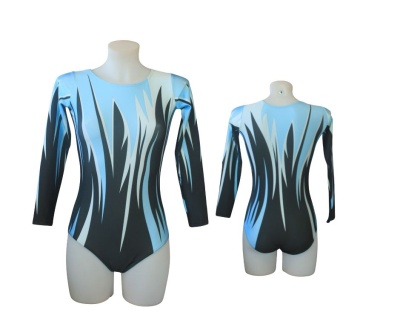 Body feminino azul claro, cinza e preto com padrão abstrato e mangas compridas