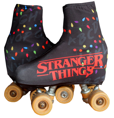 Patins com capa preta estampada com letras e texto vermelho Stranger Things