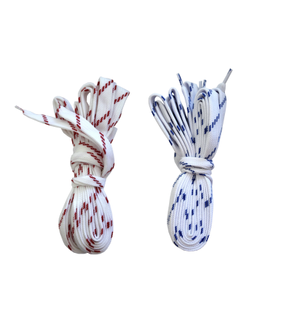 Dois pares de atacadores, um branco com linhas vermelhas e outro branco com linhas azuis, enrolados e amarrados