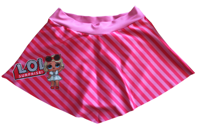 Saia infantil rosa com riscas diagonais vermelhas e personagem LOL Surprise