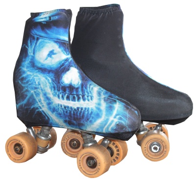 Patins de rodas tradicionais com capas protetoras, uma preta e outra com caveira azul