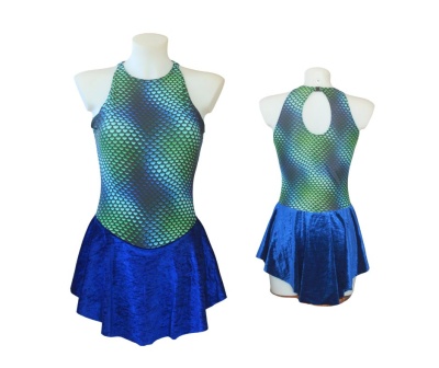 Fato de banho feminino azul e verde com padrão escamado e saia azul brilhante