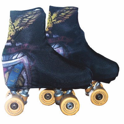 patins de quatro rodas com capa protetora preta estampada