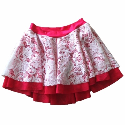 Saia feminina branca com renda sobre vermelho e cós vermelho