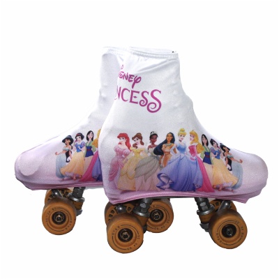 Patins com capa branca estampada com princesas Disney e texto Disney Princess.