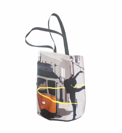 Mala de ombro com padrão gráfico abstrato e alça preta