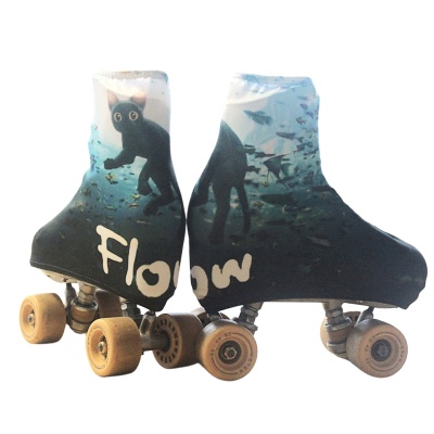 Patins de rodas azuis com padrão subaquático e texto FLOOW