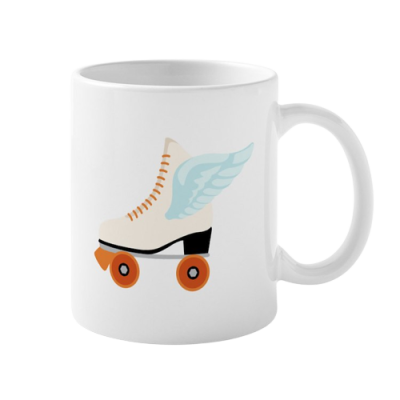 Caneca branca com desenho de patim de rodas com asa azul