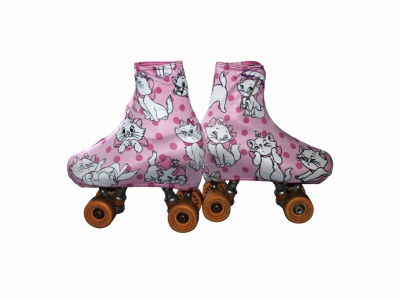 Patins de rodas rosa com desenhos de gatinhos e rodas laranjas