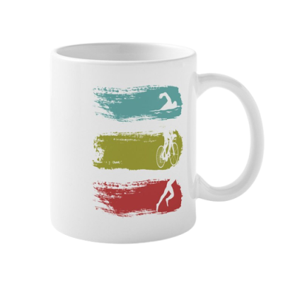 Caneca branca com desenho de natação, ciclismo e corrida em pinceladas coloridas