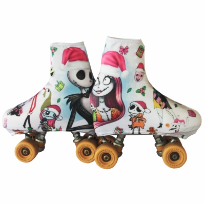Patins de rodas com capas brancas estampadas com personagens e gorros de Natal