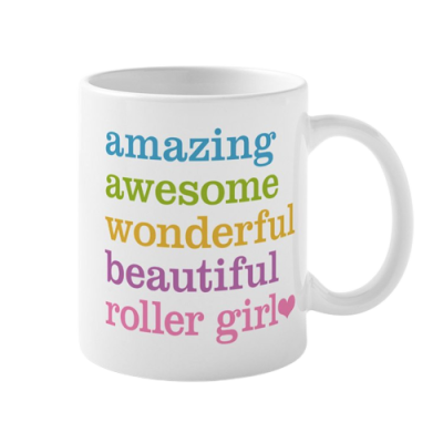 Caneca branca com texto colorido dizendo amazing, awesome, wonderful, beautiful, roller girl