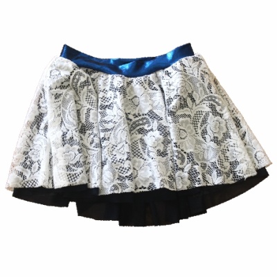 Saia feminina branca com renda e cós azul