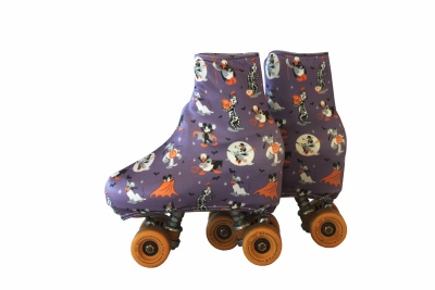 Botas de patins em rolo roxas com padrão de Halloween e rodas laranja