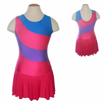 Vestido de ginástica colorido azul, rosa e roxo com saia vermelha plissada