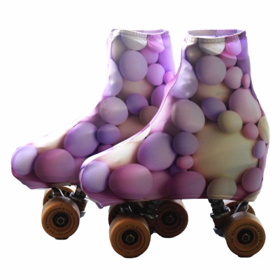 Par de patins com capas elásticas coloridas com bolhas lilás e rosa