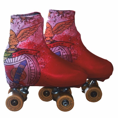 Patins de rodas vermelhos e rosa com decoração de asas e estrelas