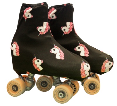 Patins de rodas com capas pretas com unicórnios cor de rosa
