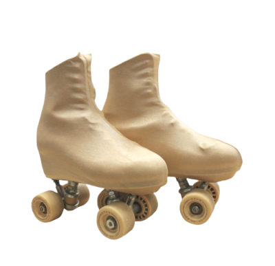 Par de patins clássicos com botas bege e rodas em plástico translúcido