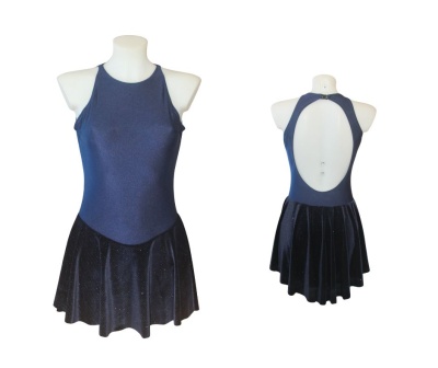 Vestido de dança azul escuro com saia preta rodada e abertura nas costas