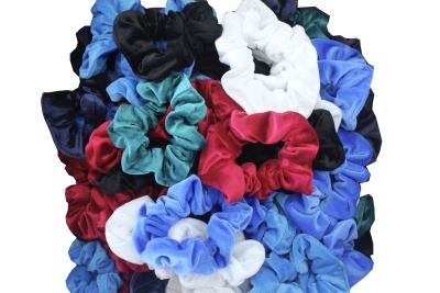 Conjunto colorido de scrunchies em tecido sobre fundo branco