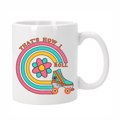 Caneca branca com imagem colorida de arco-íris, flor, patim e texto 