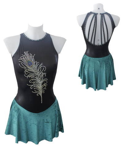 Vestido preto brilhoso com padrão de pena em contas e saia verde água de veludo