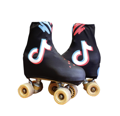 Patins com capas pretas e logotipo TikTok