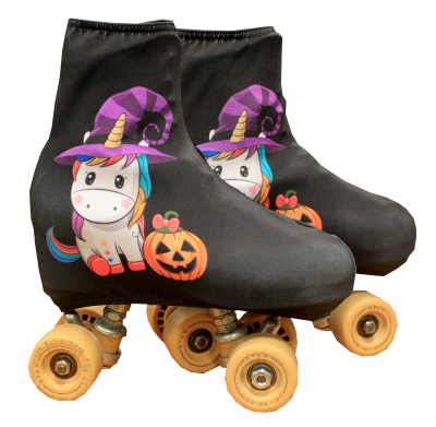 Patins de rodas com capa preta e desenho de unicórnio e abóbora de Halloween