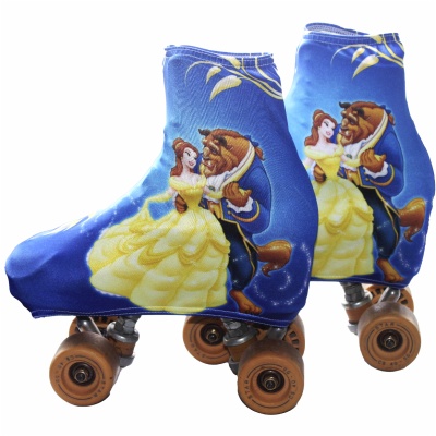 Patins azuis com estampa da Bela e o Monstro em amarelo e castanho