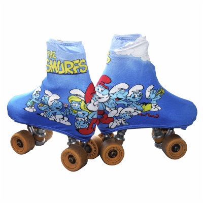 Patins de rodas com capa azul dos Smurfs com personagens e texto.