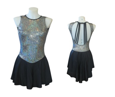 Vestido de senhora desportivo com parte superior prateada brilhante e saia preta fluida