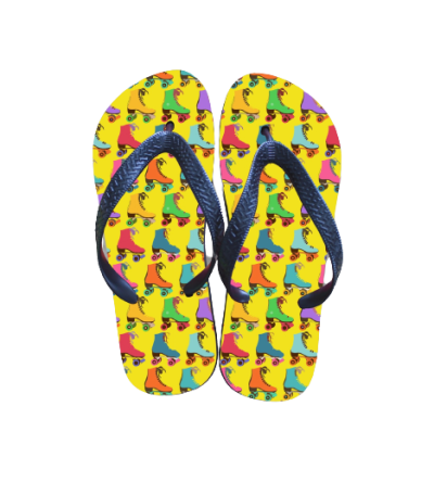 Chinelos com padrão colorido de patins e tiras pretas